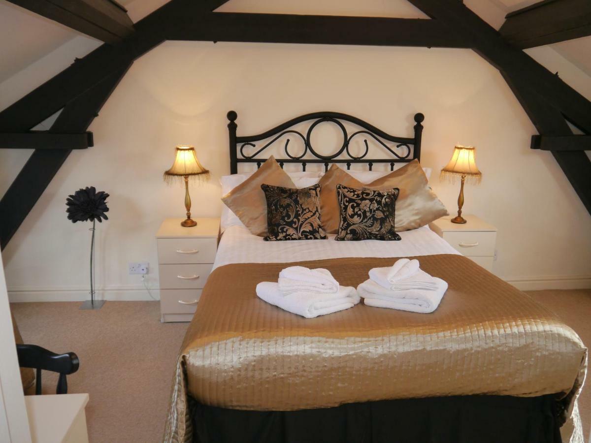 The Shakespeare Lodge - Sleeps Up To 12 - Hot Tub Stratford-upon-Avon Kültér fotó